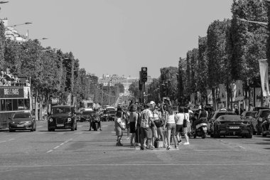 Paris, Fransa - 25 Haziran 2023: Fransa 'nın ünlü Champs Elysee Bulvarı' nın panoramik manzarası