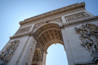 Paris, Fransa - 25 Haziran 2023: Ünlü Zafer Takı, Zafer Takı ve Paris 'teki turistlerin manzarası