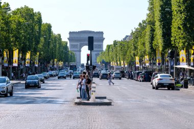 Paris, Fransa - 25 Haziran 2023: Zafer Takı 'nın panoramik manzarası, yıldızın Zafer Kemeri ve Fransa' nın ünlü Champs Elysee Bulvarı