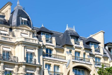 Paris 'in merkezindeki tipik Paris binalarının manzarası.