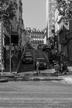 Paris, Fransa - 25 Haziran 2023: Paris 'in merkezinde tipik bir ara sokak manzarası