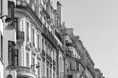 Paris 'in merkezindeki tipik Paris binaları siyah beyaz