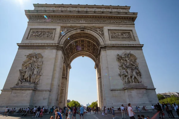 法国巴黎 2023年6月25日 著名的凯旋门 胜利之星拱门及其上的游客在法国巴黎游览 — 图库照片