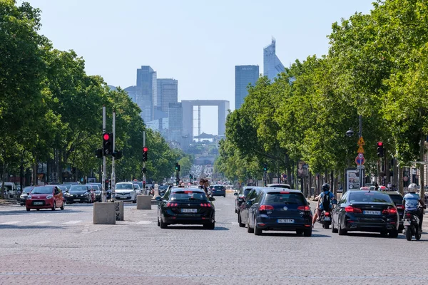 法国巴黎 2023年6月25日 背景在法国巴黎的格朗德阿梅大道与拉防御大道 Avenue Grande Armee Defense — 图库照片