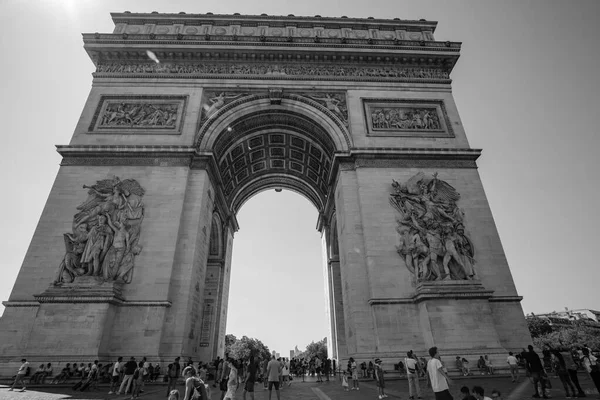 フランス 2023年6月25日 有名なアーク トリポンテ 星の勝利アーチ その上にパリフランスで観光客の景色 — ストック写真