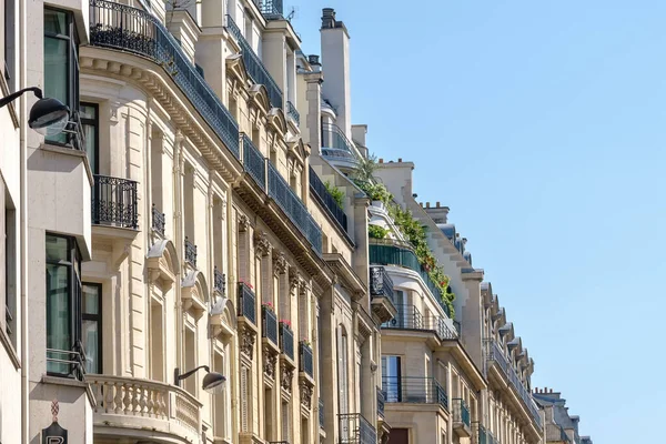 Paris 'in merkezindeki tipik Paris binaları siyah beyaz