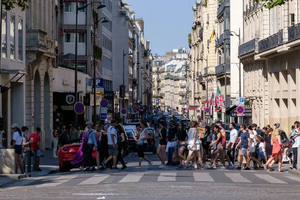 2023年6月25日 法国巴黎 人们穿过巴黎市中心街道的景象 — 图库照片