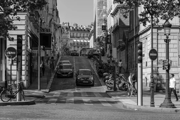 フランス 2023年6月25日 パリの中心部にある典型的なサイドストリートの景色 — ストック写真