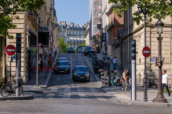 法国巴黎 2023年6月25日 法国巴黎市中心一条典型的小街 — 图库照片