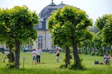 Bonn, Almanya - 22 Mayıs 2023: Çoğunlukla genç insanlar, Bonn Almanya 'daki Poppelsdorfer Allee' deki güzel halk parkında eğleniyorlar