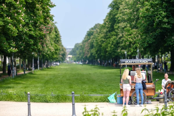 德国波恩 2023年5月22日 德国波恩美丽的波普斯多夫 艾莉公园和一个流动咖啡摊的全景 — 图库照片
