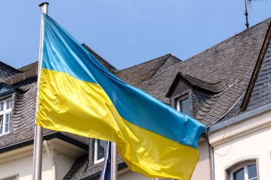 Ukrayna 'nın ulusal bayrağının rüzgarda dalgalanması