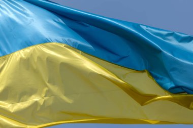 Ukrayna 'nın ulusal bayrağının rüzgarda dalgalanması