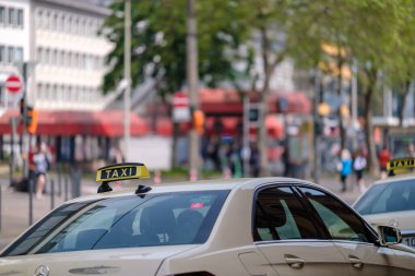 Bonn, Almanya - 22 Mayıs 2023: Bonn Almanya 'da müşteri bekleyen taksi arabalarının görüntüsü