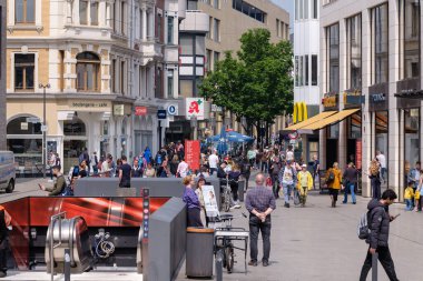 Bonn, Almanya - 19 Mayıs 2023: Bonn Almanya 'nın merkezindeki kalabalık yaya bölgesinin görüntüsü