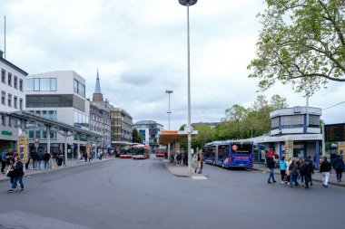 Bonn, Almanya - 22 Mayıs 2023: Bonn Almanya 'daki merkez otobüs durağı manzarası