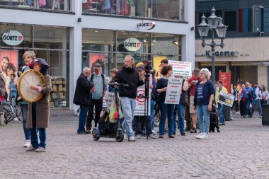 Bonn, Almanya - 22 Mayıs 2023: Bonn Almanya 'nın merkezinde barışçıl bir halk gösterisi