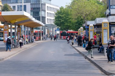 Bonn, Almanya - 22 Mayıs 2023: Bonn Almanya 'daki merkez otobüs durağı manzarası