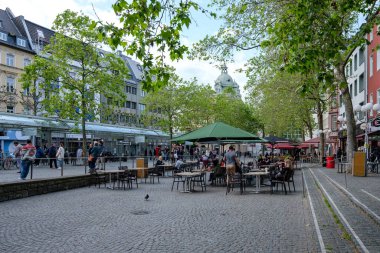 Bonn, Almanya - 19 Mayıs 2023: Bonn Almanya 'daki kalabalık Friedensplatz' ın panoramik manzarası