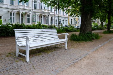 Bonn Almanya 'daki Poppelsdorf kamu parkında güzel beyaz bir bank manzarası