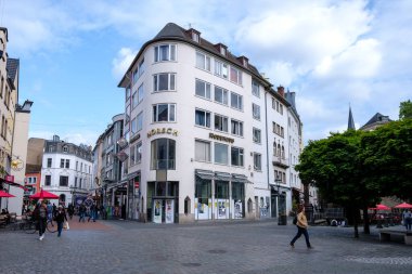 Bonn, Almanya - 22 Mayıs 2023: Bonn Almanya 'nın pitoresk yaya merkezinde alışveriş yapan insanların görüntüsü