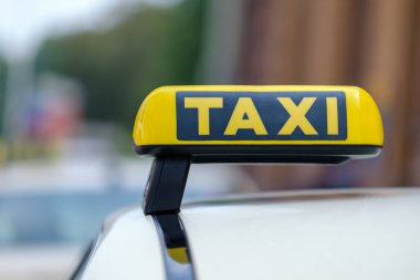 Bonn Almanya 'da arabanın çatısındaki taksi işaretinin yakın görüntüsü