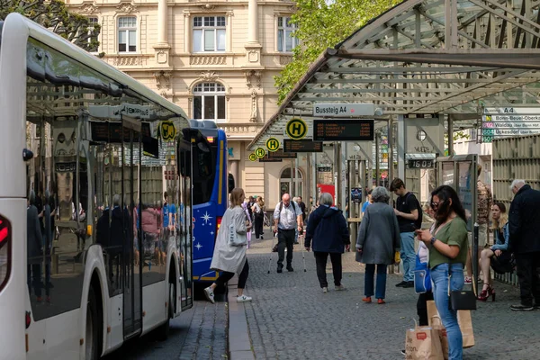 stock image Bonn, Germany - May 19, 2023 : View of public buses arriving and letting people get off and on at the Friedensplatz in Bonn Germany