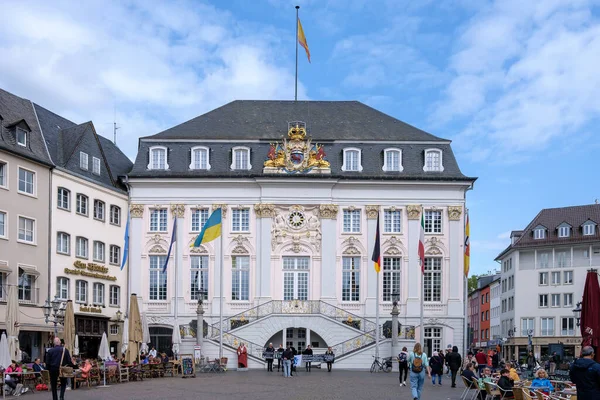 Bonn, Almanya - 19 Mayıs 2023: Kafeler, restoranlar ve otellerin yanındaki güzel Bonn Almanya belediye binasının manzarası