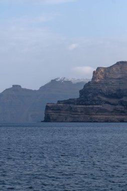 Santorini Yunanistan 'ın nefes kesici volkanik manzarası ve arka planda Fira' nın pitoresk köyü