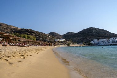 Ios, Yunanistan - 8 Eylül 2023: Ios siklades Yunanistan 'daki popüler ve güzel kumlu Mylopotas plajının manzarası