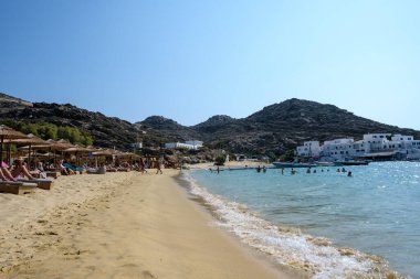 Ios, Yunanistan - 8 Eylül 2023: Ios siklades Yunanistan 'daki popüler ve güzel kumlu Mylopotas plajının manzarası