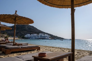 Ios, Yunanistan - 8 Eylül 2023: Ios siklades Yunanistan 'daki popüler ve güzel kumlu Mylopotas plajının manzarası