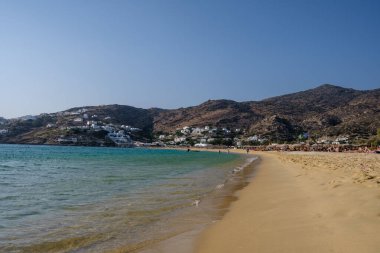 Ios, Yunanistan - 8 Eylül 2023: Ios siklades Yunanistan 'daki popüler ve güzel kumlu Mylopotas plajının manzarası