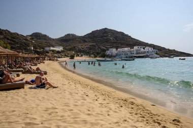 Ios, Yunanistan - 8 Eylül 2023: Ios siklades Yunanistan 'daki popüler ve güzel kumlu Mylopotas plajının manzarası