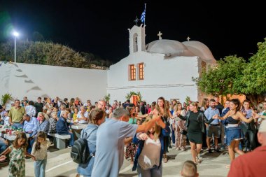 Ios, Yunanistan - 7 Eylül 2023, 2022: Yunanistan 'da yerel halk ve turistlerin dans ettiği ve Kutsal Meryem' i Agia Theodoti kilisesinde kutladıkları geleneksel bir festival