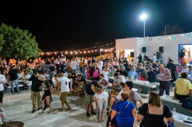 Ios, Yunanistan - 7 Eylül 2023, 2022: Yunanistan 'da yerel halk ve turistlerin dans ettiği ve Kutsal Meryem' i Agia Theodoti kilisesinde kutladıkları geleneksel bir festival