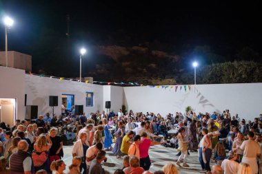 Ios, Yunanistan - 7 Eylül 2023, 2022: Yunanistan 'da yerel halk ve turistlerin dans ettiği ve Kutsal Meryem' i Agia Theodoti kilisesinde kutladıkları geleneksel bir festival