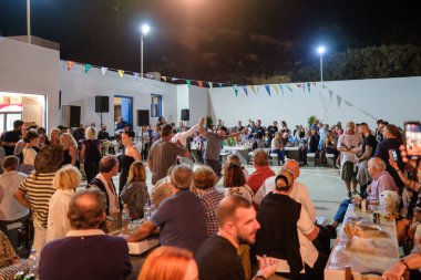 Ios, Yunanistan - 7 Eylül 2023, 2022: Yunanistan 'da yerel halk ve turistlerin dans ettiği ve Kutsal Meryem' i Agia Theodoti kilisesinde kutladıkları geleneksel bir festival