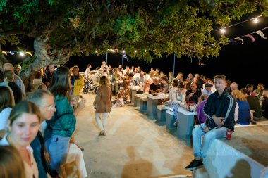 Ios, Yunanistan - 7 Eylül 2023, 2022: Yunanistan 'da yerel halk ve turistlerin dans ettiği ve Kutsal Meryem' i Agia Theodoti kilisesinde kutladıkları geleneksel bir festival