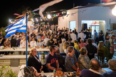 Ios, Yunanistan - 7 Eylül 2023, 2022: Yunanistan 'da yerel halk ve turistlerin dans ettiği ve Kutsal Meryem' i Agia Theodoti kilisesinde kutladıkları geleneksel bir festival