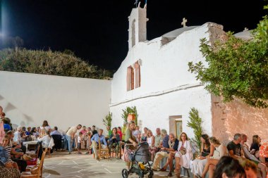Ios, Yunanistan - 7 Eylül 2023, 2022: Yunanistan 'da yerel halk ve turistlerin dans ettiği ve Kutsal Meryem' i Agia Theodoti kilisesinde kutladıkları geleneksel bir festival