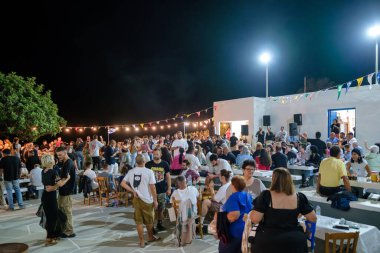 Ios, Yunanistan - 7 Eylül 2023, 2022: Yunanistan 'da yerel halk ve turistlerin dans ettiği ve Kutsal Meryem' i Agia Theodoti kilisesinde kutladıkları geleneksel bir festival