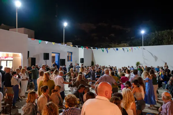Ios, Yunanistan - 7 Eylül 2023, 2022: Yunanistan 'da yerel halk ve turistlerin dans ettiği ve Kutsal Meryem' i Agia Theodoti kilisesinde kutladıkları geleneksel bir festival