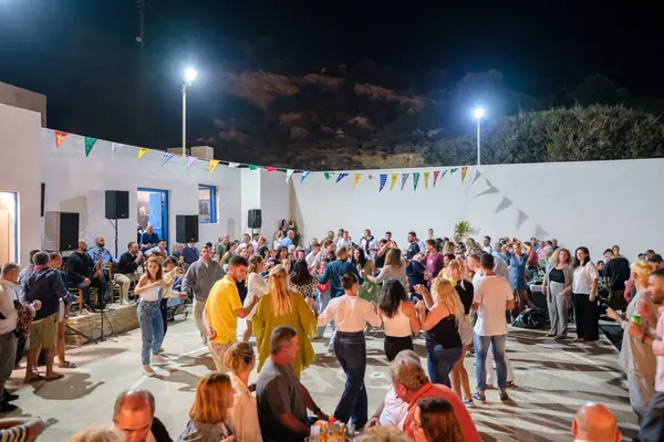 Ios, Yunanistan - 7 Eylül 2023, 2022: Yunanistan 'da yerel halk ve turistlerin dans ettiği ve Kutsal Meryem' i Agia Theodoti kilisesinde kutladıkları geleneksel bir festival