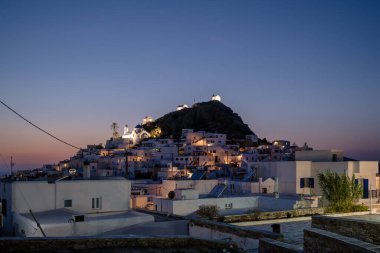 Yunanistan 'da, Chora olarak da bilinen beyazlatılmış güzel Ios köyünün panoramik manzarası