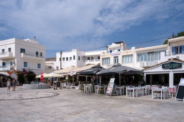 Ios, Yunanistan - 8 Eylül 2023: Yunanistan 'ın pitoresk limanındaki çeşitli restoran ve kafelerin manzarası