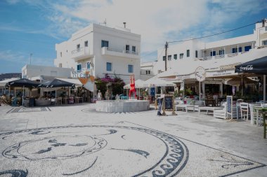 Ios, Yunanistan - 8 Eylül 2023: Yunanistan 'ın pitoresk limanındaki çeşitli restoran ve kafelerin manzarası