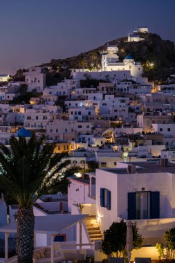 Ios, Greec 'e - 12 Eylül 2023: Yunanistan' da gün batımında resmedilmiş Ios adasının panoramik manzarası