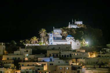 Yunanistan 'da gece vakti aydınlanan Ios adasının panoramik manzarası