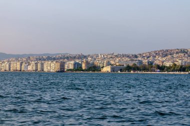 Selanik, Yunanistan - 22 Eylül 2023: Güzel Selanik kenti ve termik körfezin panoramik manzarası